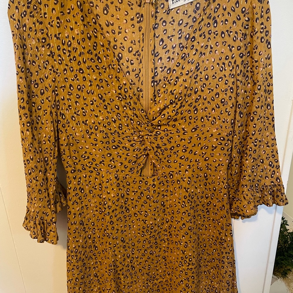 Yellow leopard print dress with small cut out